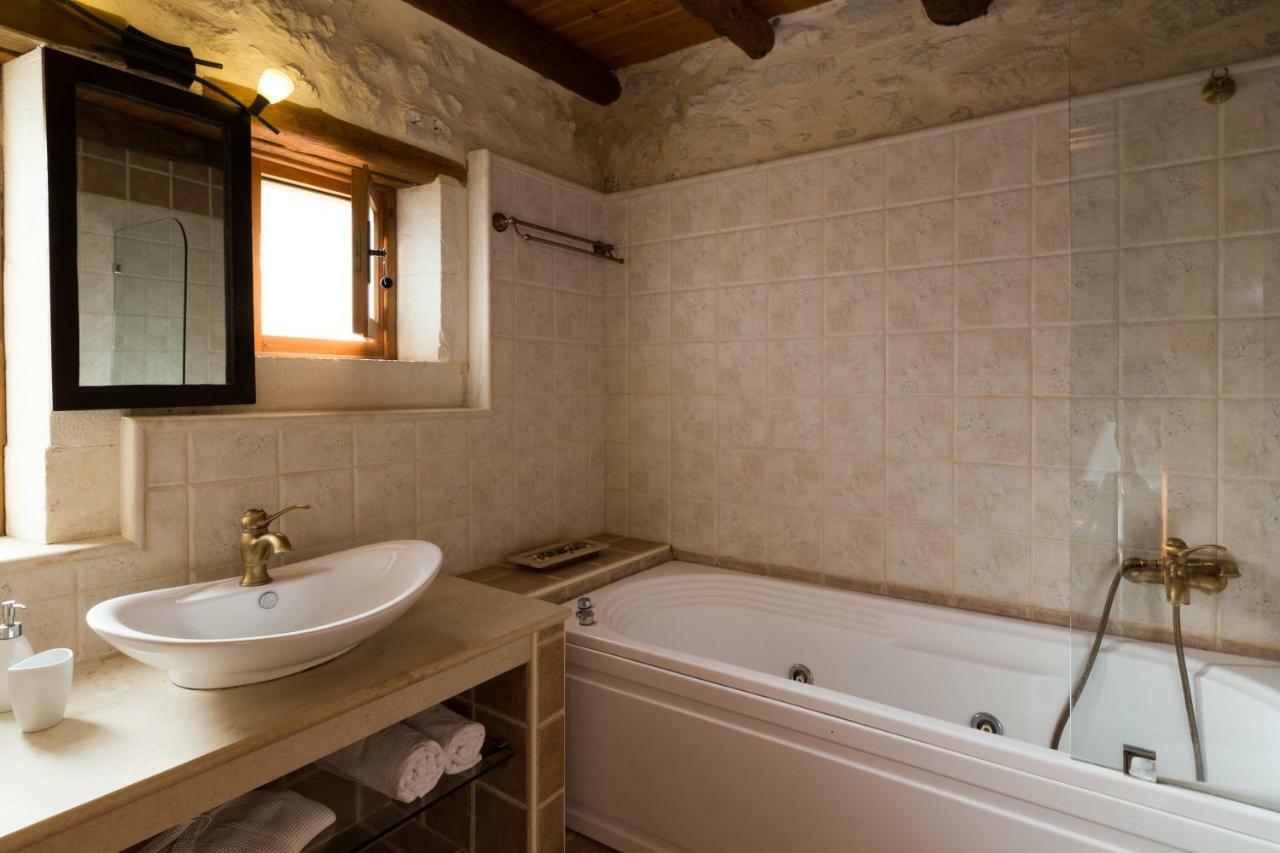 Arcus Suites Aryiroúpolis Esterno foto